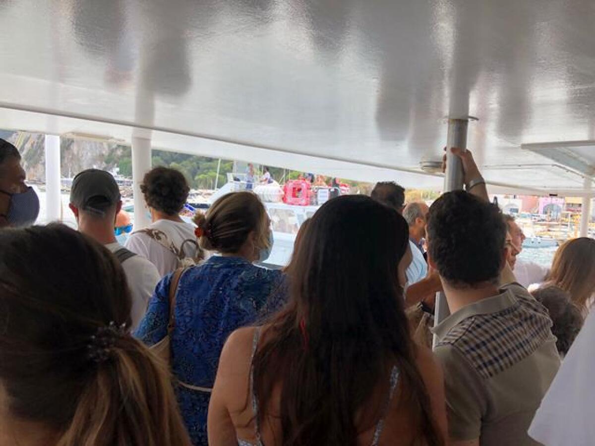In 400 su un traghetto per Capri senza distanziamento e quasi tutti senza mascherina - 