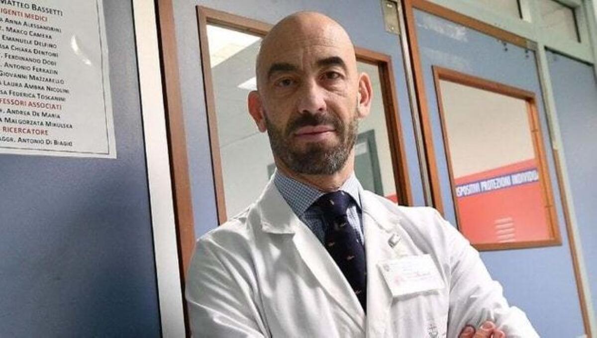 Tamponi a vaccinati asintomatici, duro attacco di Bassetti: nuova idea - 