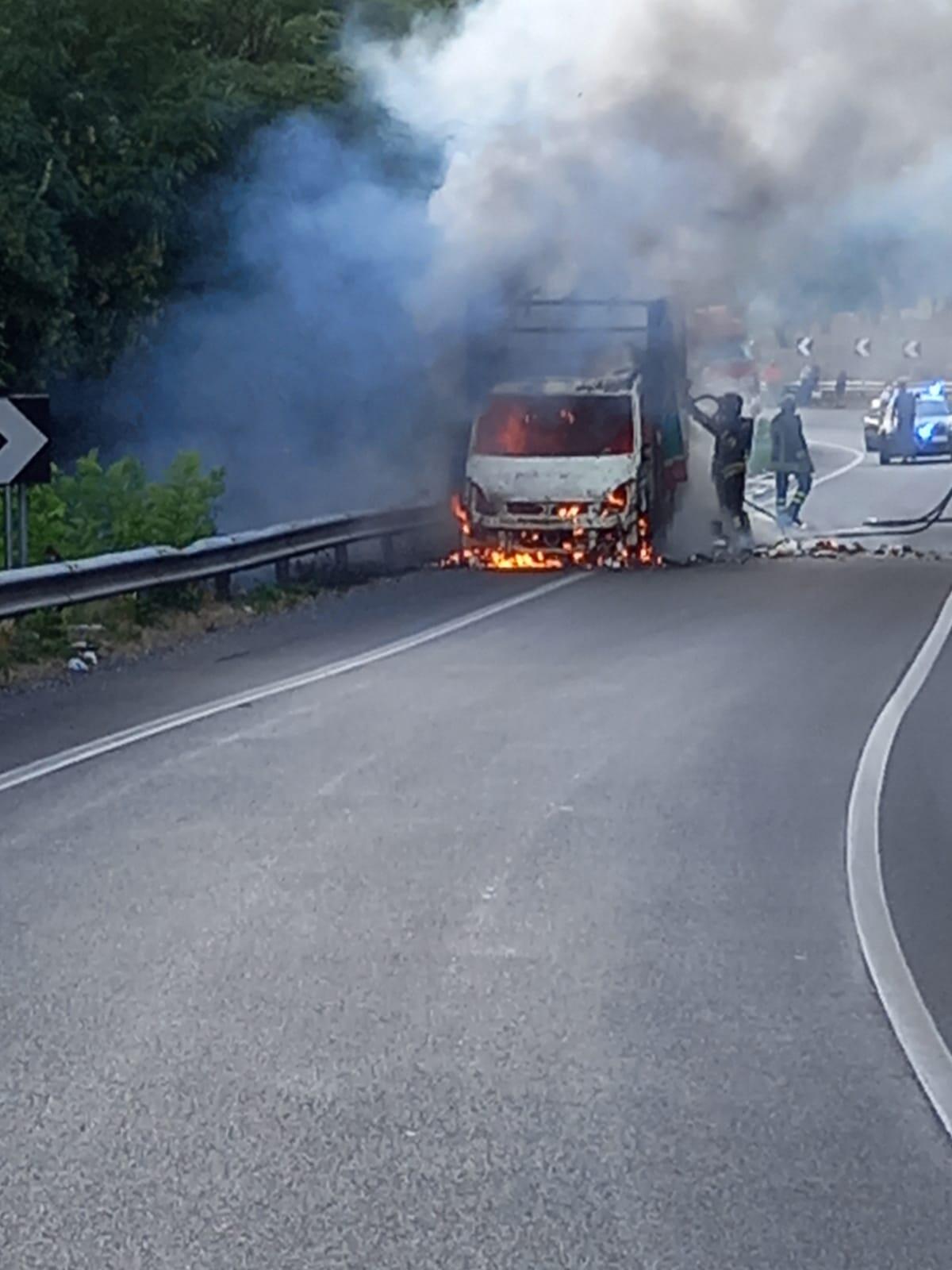 Arpaia. Camion prende fuoco traffico bloccato sull'Appia - 