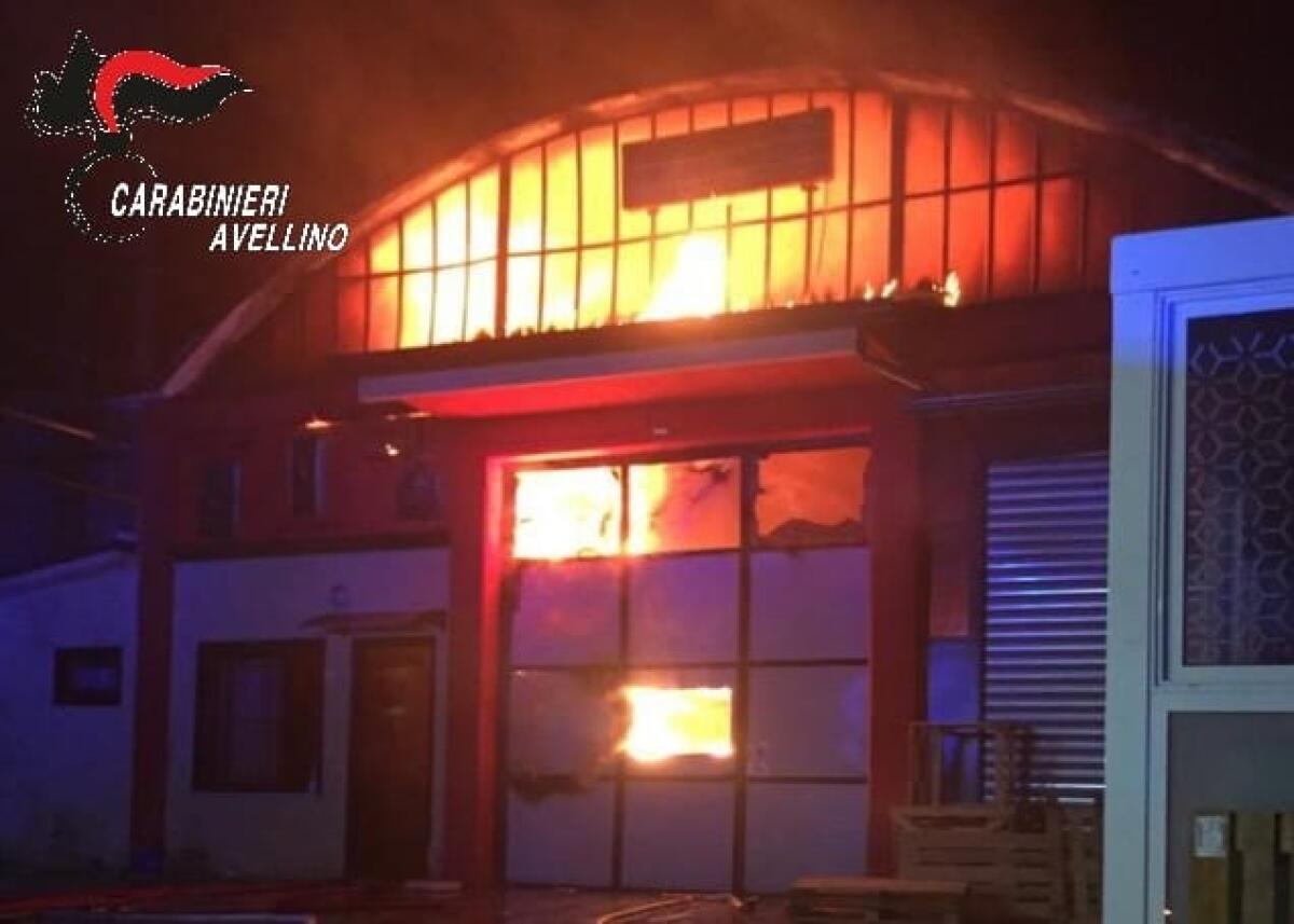 Pietradefusi. Incendio distrugge capannone industriale, danni anche ad altri due capannoni - 