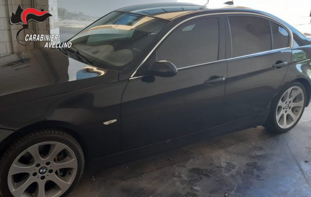 Ladri in fuga all'abbaiare dei cani: intercettati dai carabinieri, abbandonano l'auto e scappano a piedi