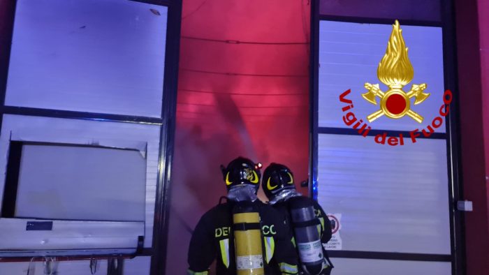 Pietradefusi. Incendio distrugge capannone industriale, danni anche ad altri due capannoni