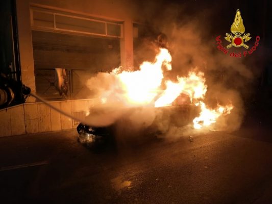 Solofra. Incendio distrugge Alfa Romeo Giulietta. Indagano i Carabinieri
