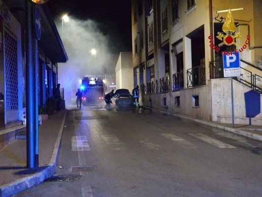 Solofra. Incendio distrugge Alfa Romeo Giulietta. Indagano i Carabinieri