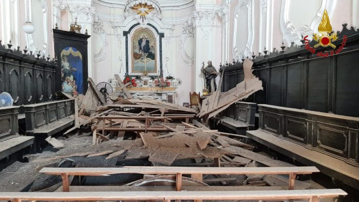 Taurano. Crolla soffitto ligneo Chiesa Maria Santissima Assunta