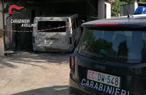 Incendio distrugge due furgoni e un pick-up