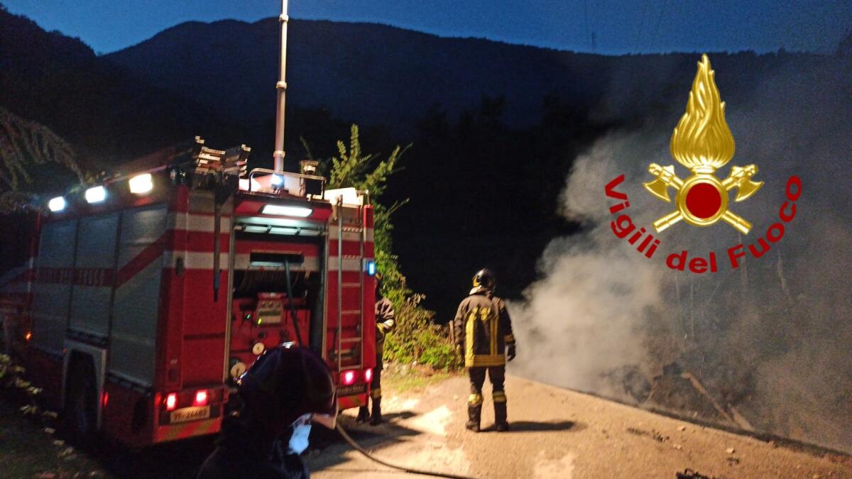 Serino. Incendio distrugge ponte in legno sul torrente Savana. - 