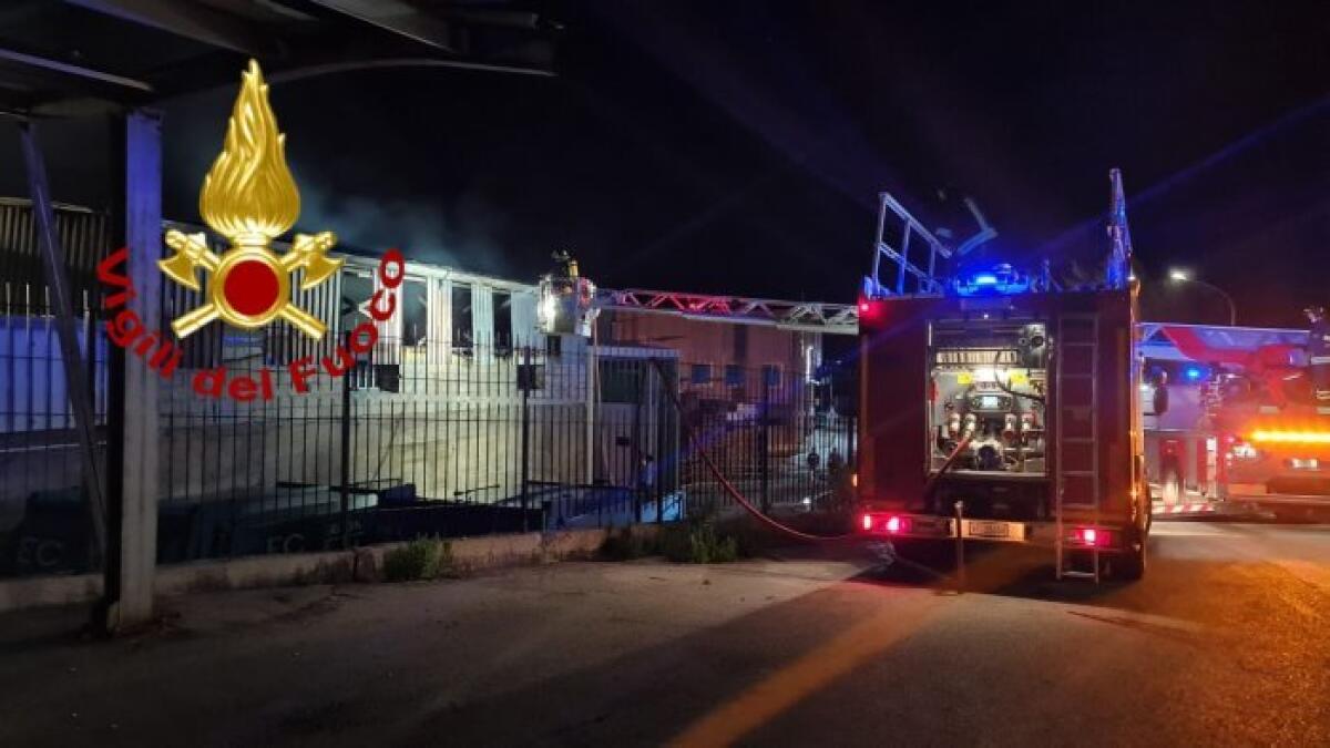 Incendio a Pietradefusi, l'Arpac certifica: diossine nell'aria nei limiti - 