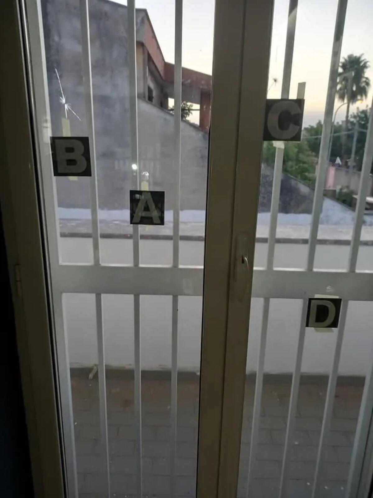 Colpi di pistola sparati contro la finestra del primo piano della "Casa don Diana", a Casal di Principe. - 