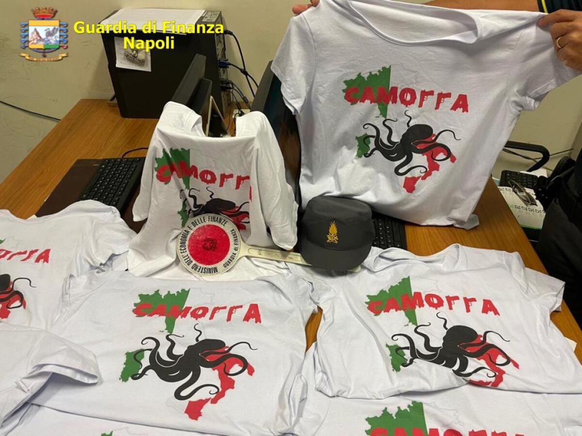 Sequestrate dalla Guardia di finanza t-shirt che inneggiano alla camorra - 