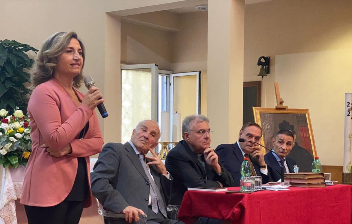 Il sindaco di Cervinara Caterina Lengua alla presentazione del libro di Mons.Pasquale Maria Mainolfi. - 