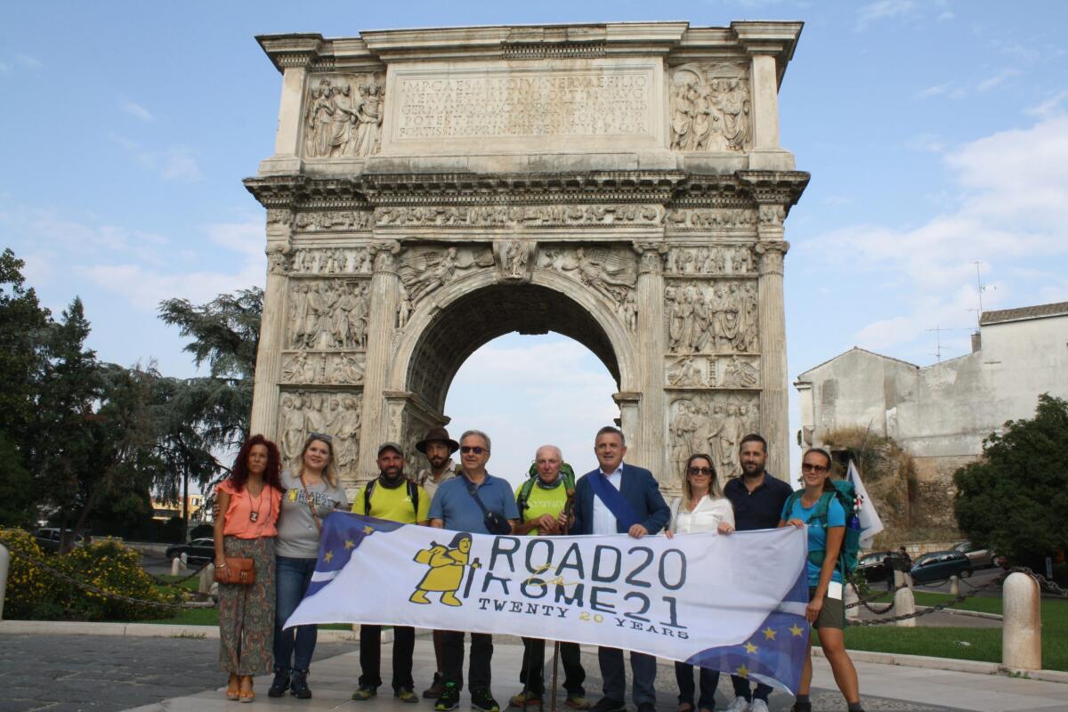 Il Presidente Di Maria porge il benvenuto ai Camminatori della Via Francigena all'Arco di Traiano - 