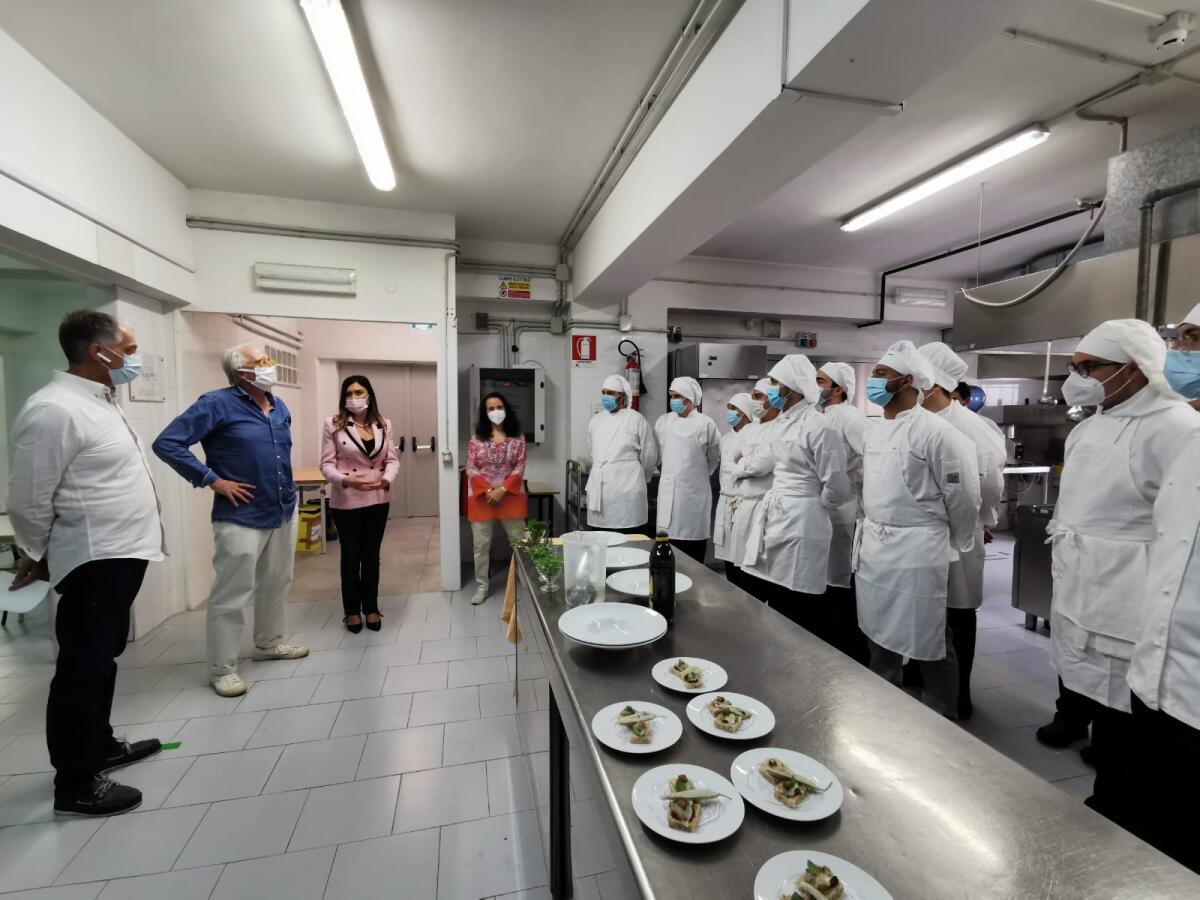 Montesarchio. Il noto chef Max Well ha tenuto a battesimo la prima esercitazione di cucina dei discenti dell'IIS "Aldo Moro". - 