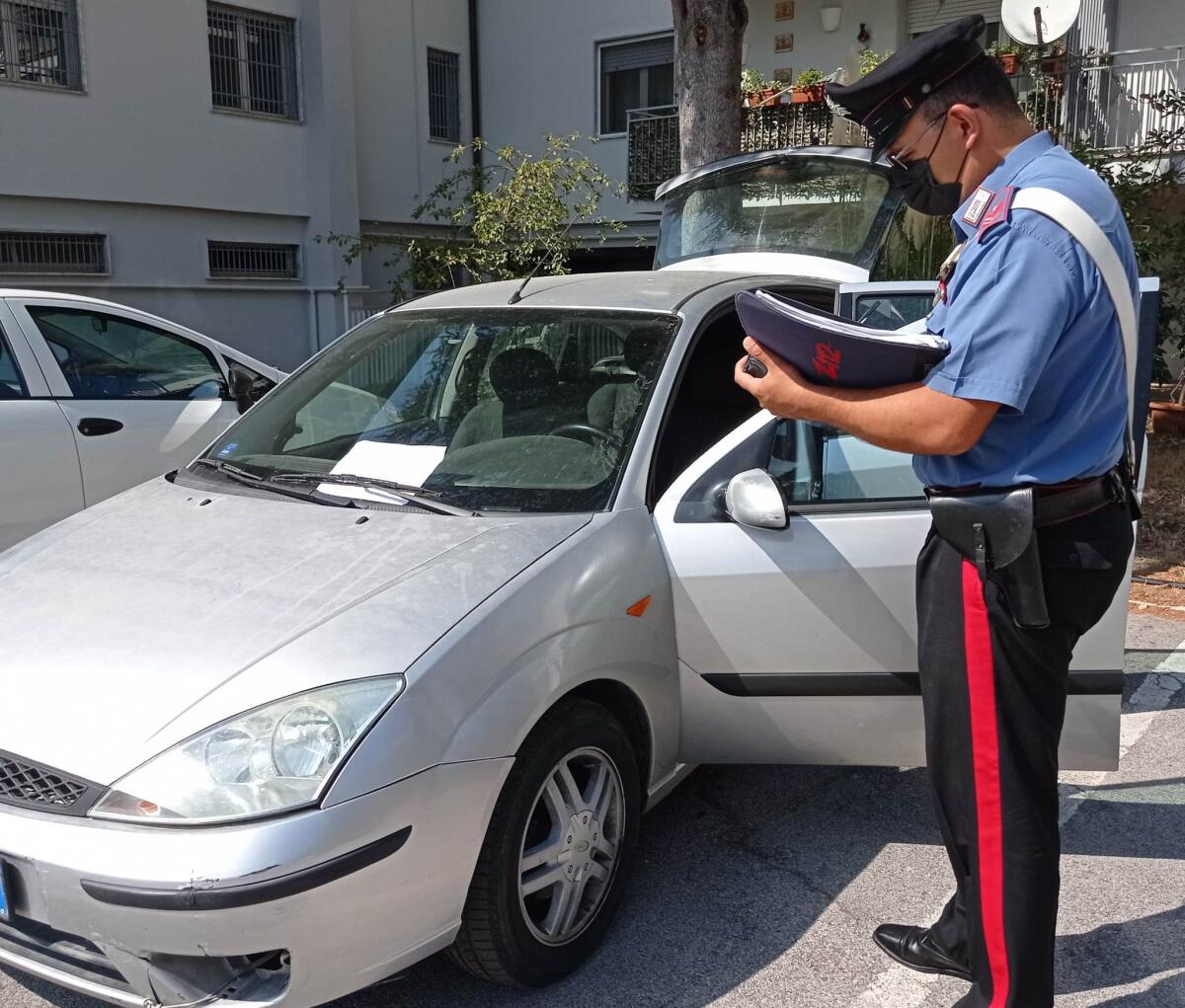 Inseguiti dai carabinieri, quattro banditi abbandonano l'auto e si danno alla fuga a piedi - 