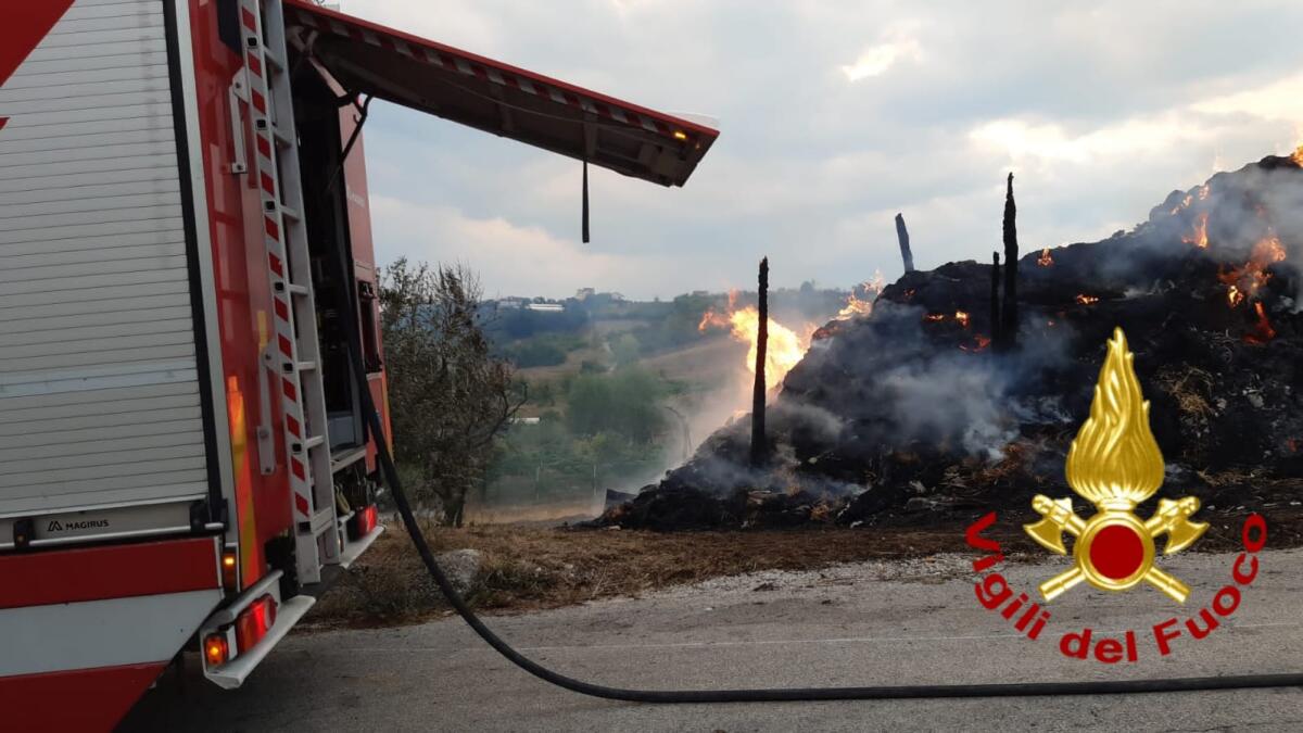 Frigento. In fiamme deposito con 1500 balle di fieno - 