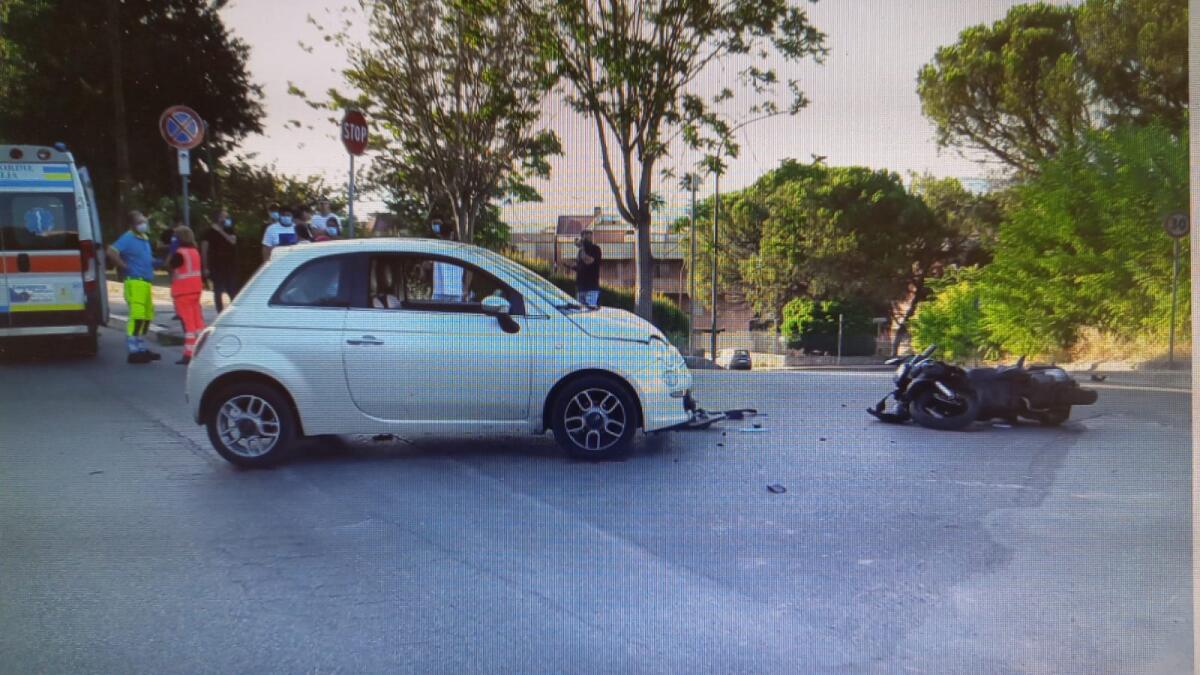 Benevento. Scontro tra una Fiat 500 e un motociclo, in ospedale un 18 enne - 