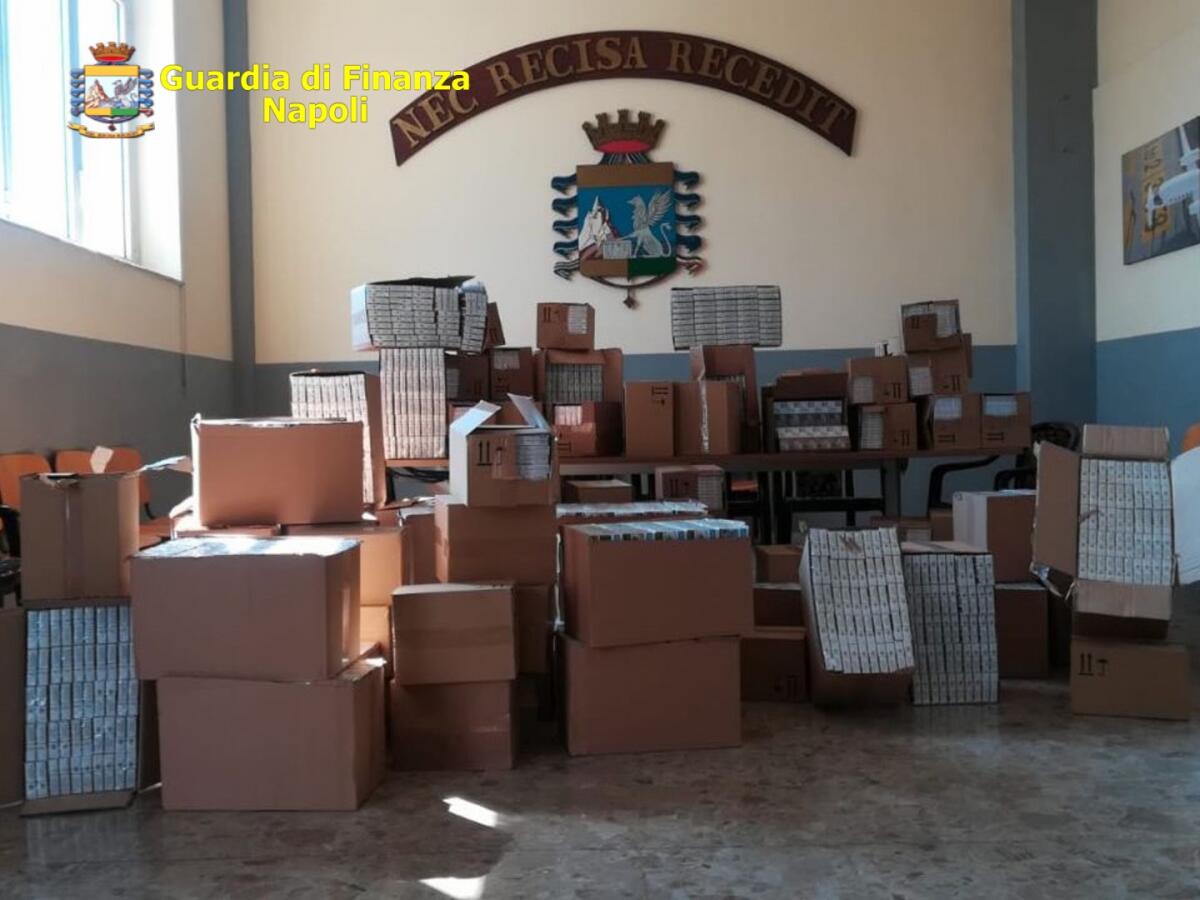 GDF Napoli: sequestrati 5 quintali di sigarette, 6 contrabbandieri denunciati e due arrestati - 