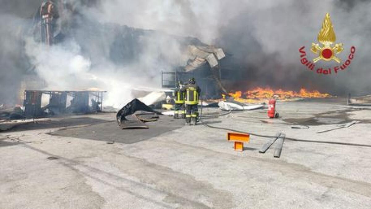 Incendio di materiale plastico si è sviluppato nell'area industriale di Carinaro-Teverola. - 