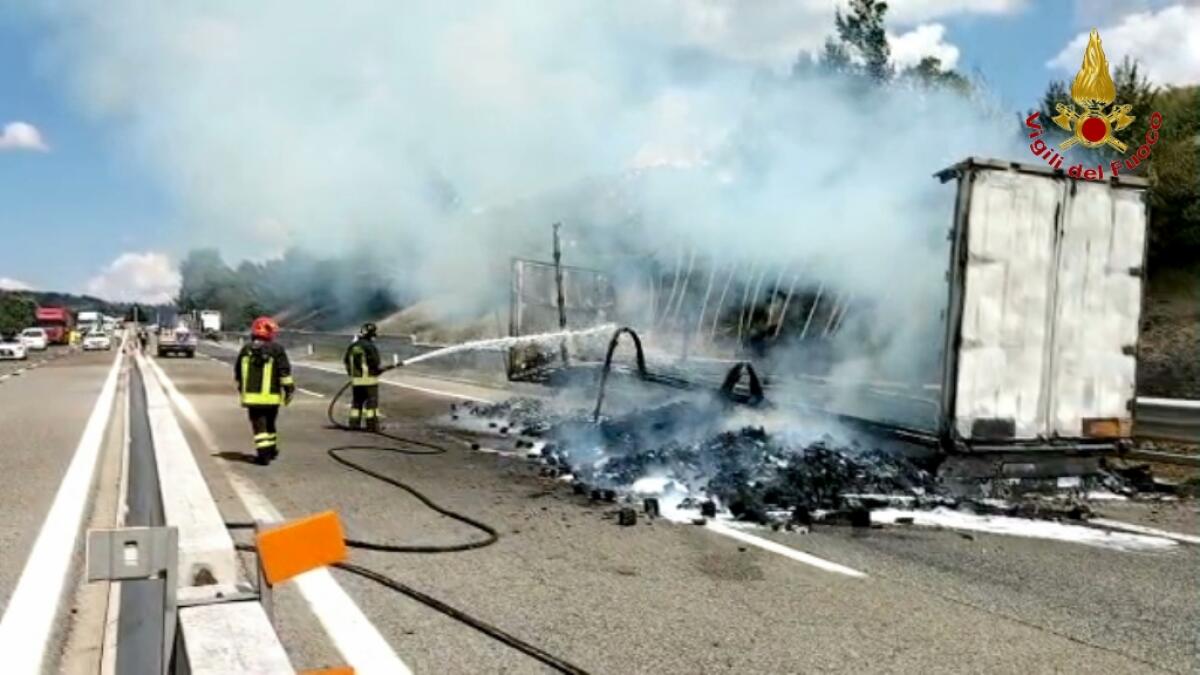 Flumeri. A fuoco autoarticolato che traportava pedane in legno - 