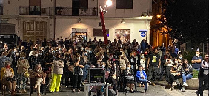 Rotondi Unita. Giuseppe Ilario davanti a una piazza gremita attacca il gatto e la volpe : rateizzazione dei debiti, certi giochetti devono finire.