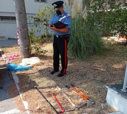 Inseguiti dai carabinieri, quattro banditi abbandonano l'auto e si danno alla fuga a piedi