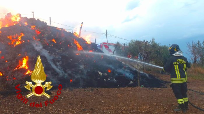Frigento. In fiamme deposito con 1500 balle di fieno