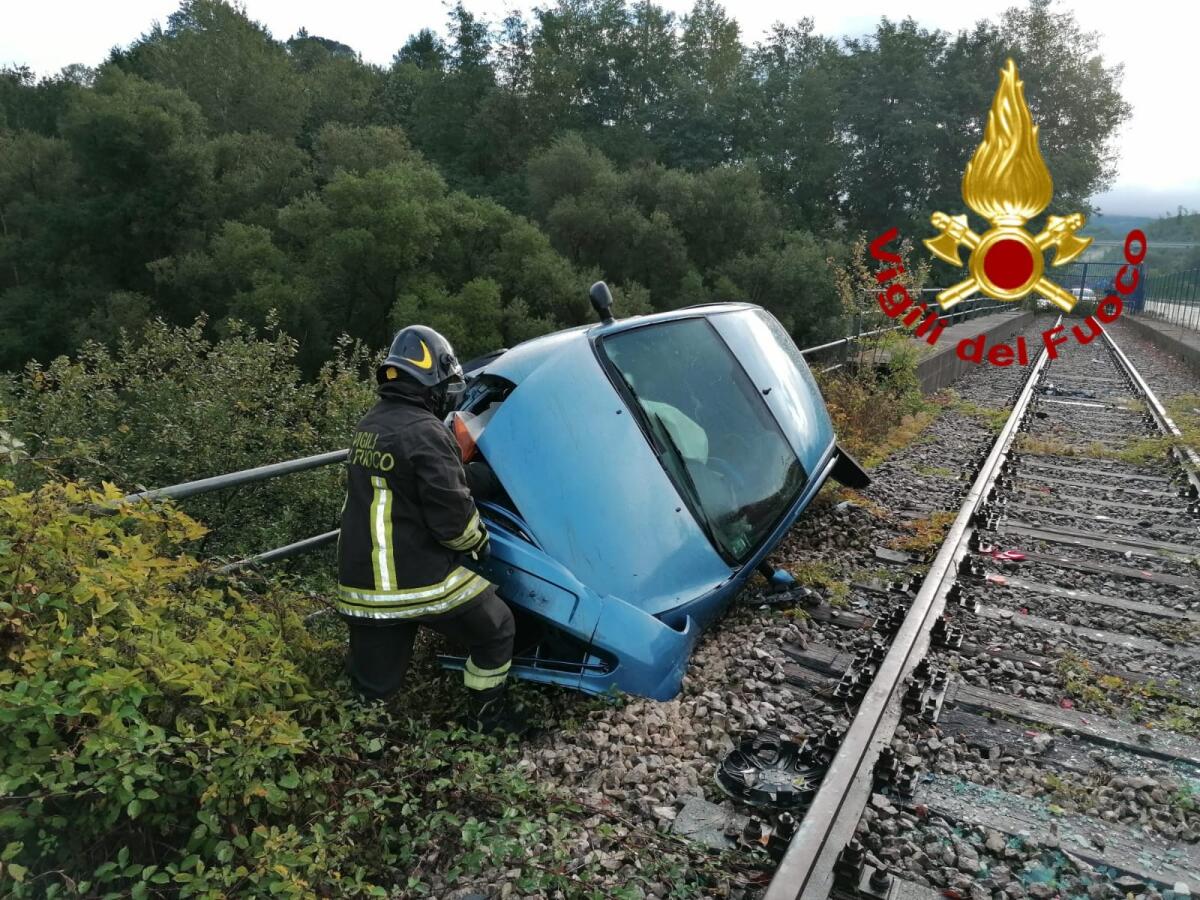 Auto esce di strada e finisce sui binari della ferrovia, ferita una donna - 