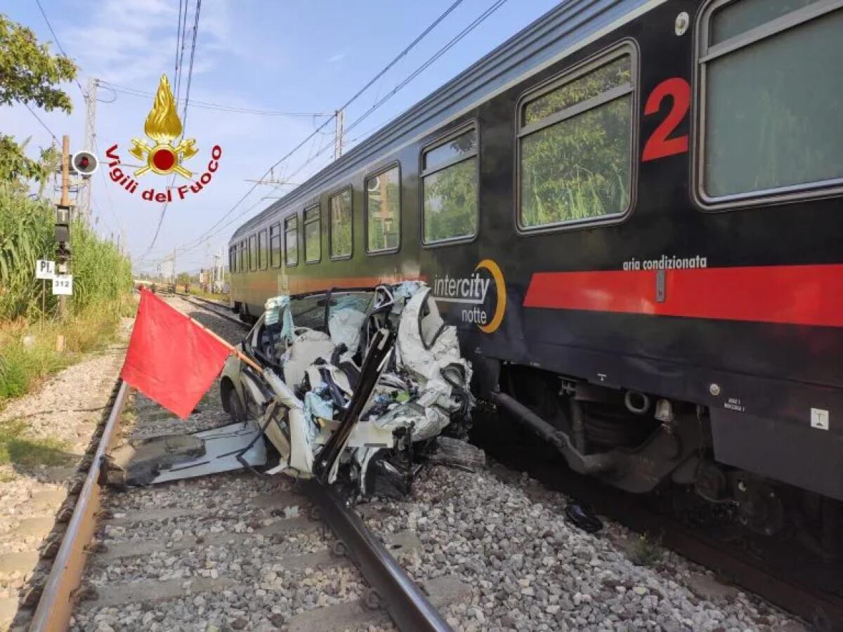 Treno Intercity ha travolto un'automobile sui binari all'altezza di  Maddaloni, salvate le due ragazze a bordo. - 
