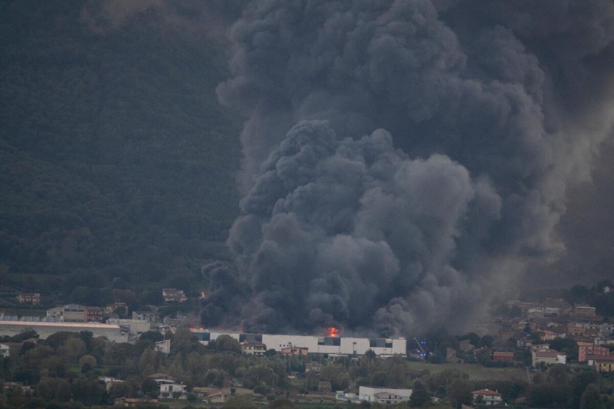 Airola. Incendio in un deposito della Zona Industriale, domani scuole chiuse - 