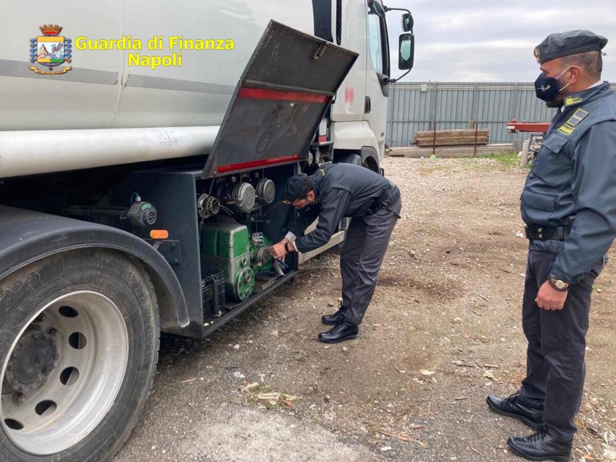 GDF Napoli: sequestrati 21500 litri di gasolio di contrabbando e rifiuti speciali - 