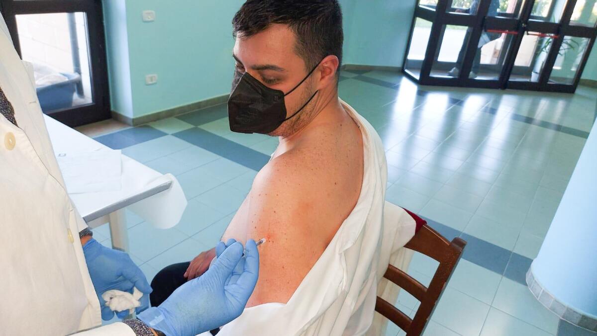 Airola. Inoculata terza dose vaccino a operatori e ospiti della RSA "San Giorgio" - 