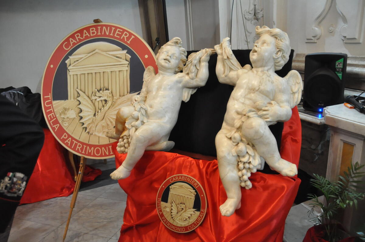 Restituite quattro sculture in marmo bianco trafugate circa 32 anni or sono dai beni della Chiesa di Guardia Sanframondi - 