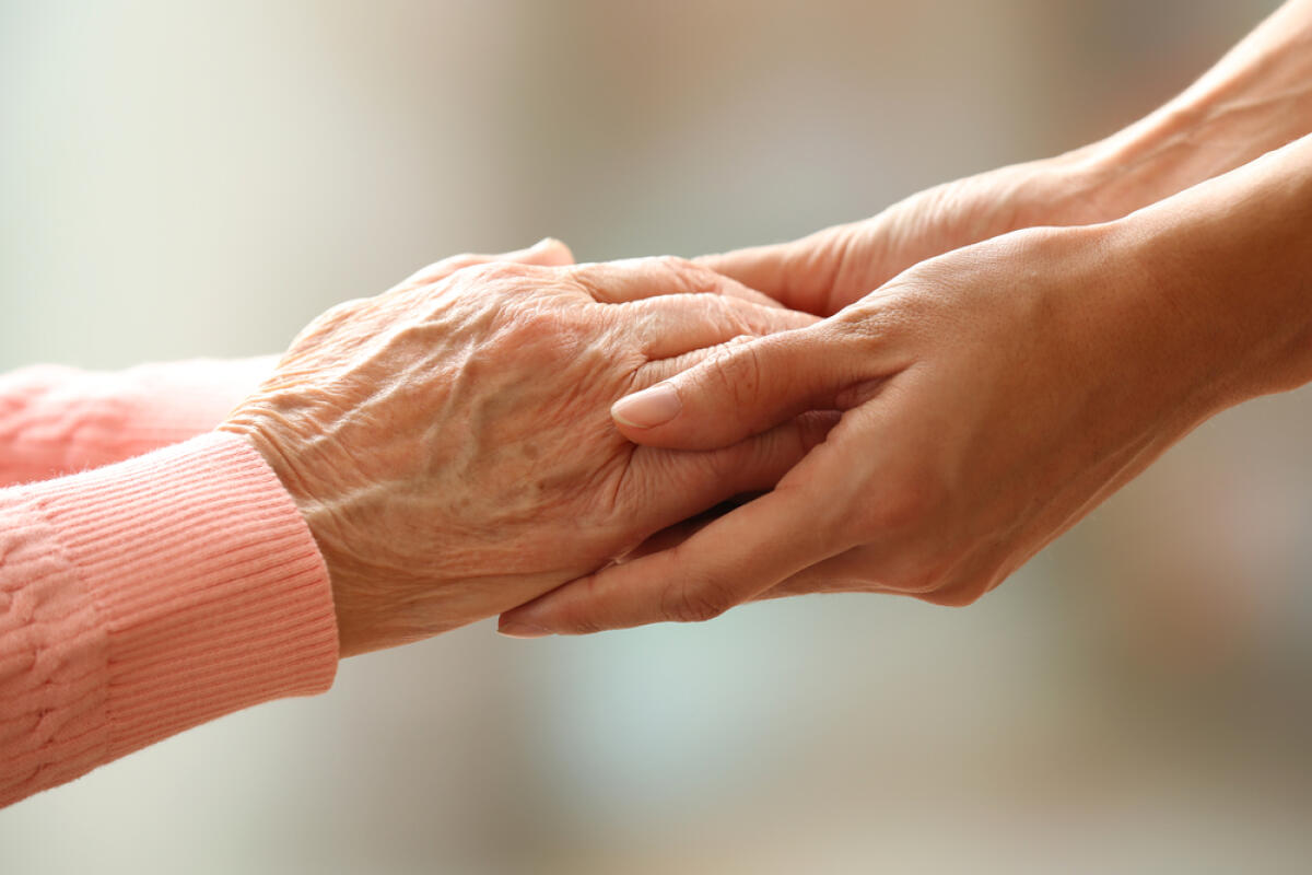 Cambiare il pannolone a un anziano: tutto quello che c’è da sapere - 