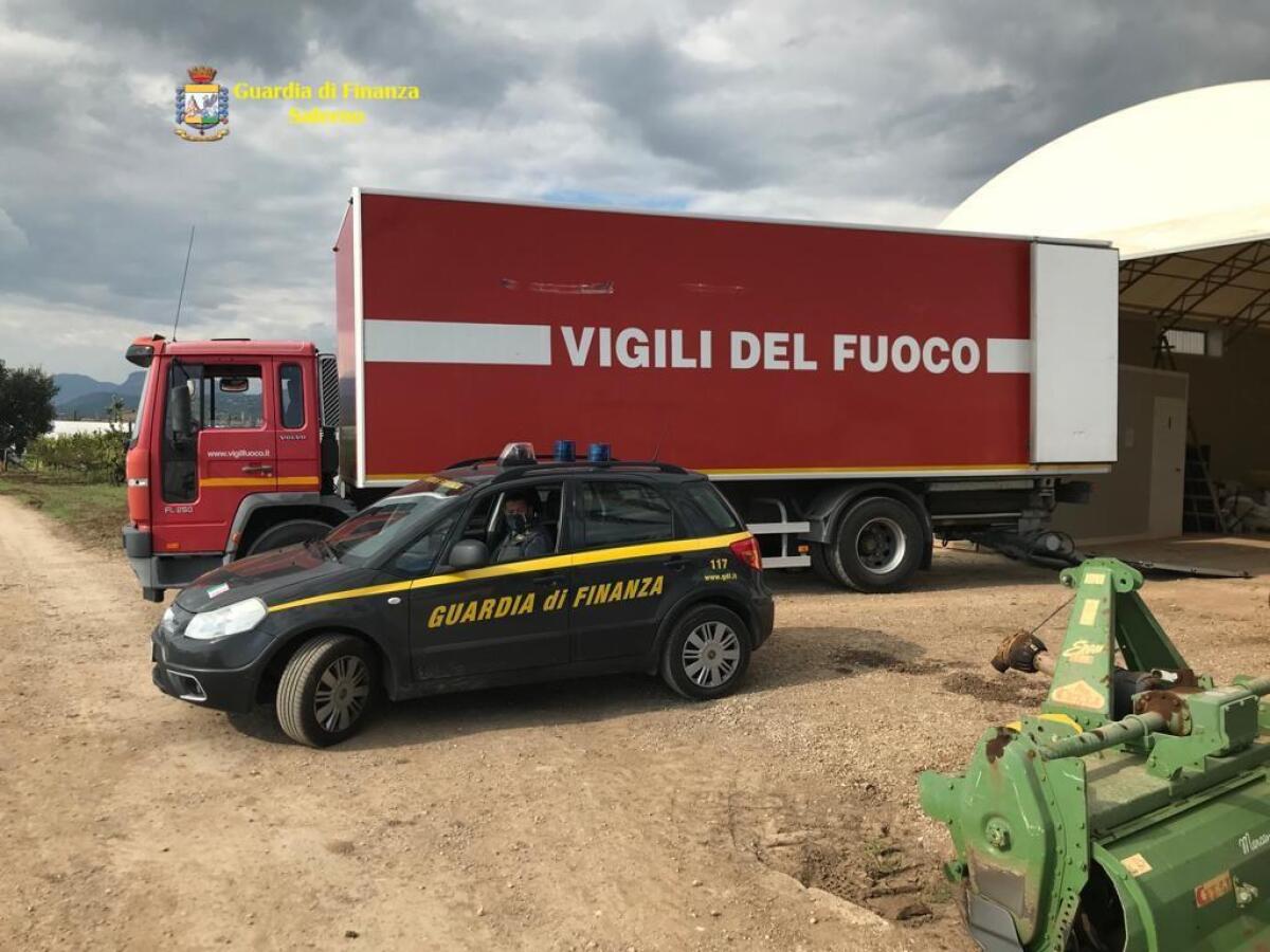 GDF Salerno dona ai Vigili del fuoco 5 mila litri di carburante sequestrato - 