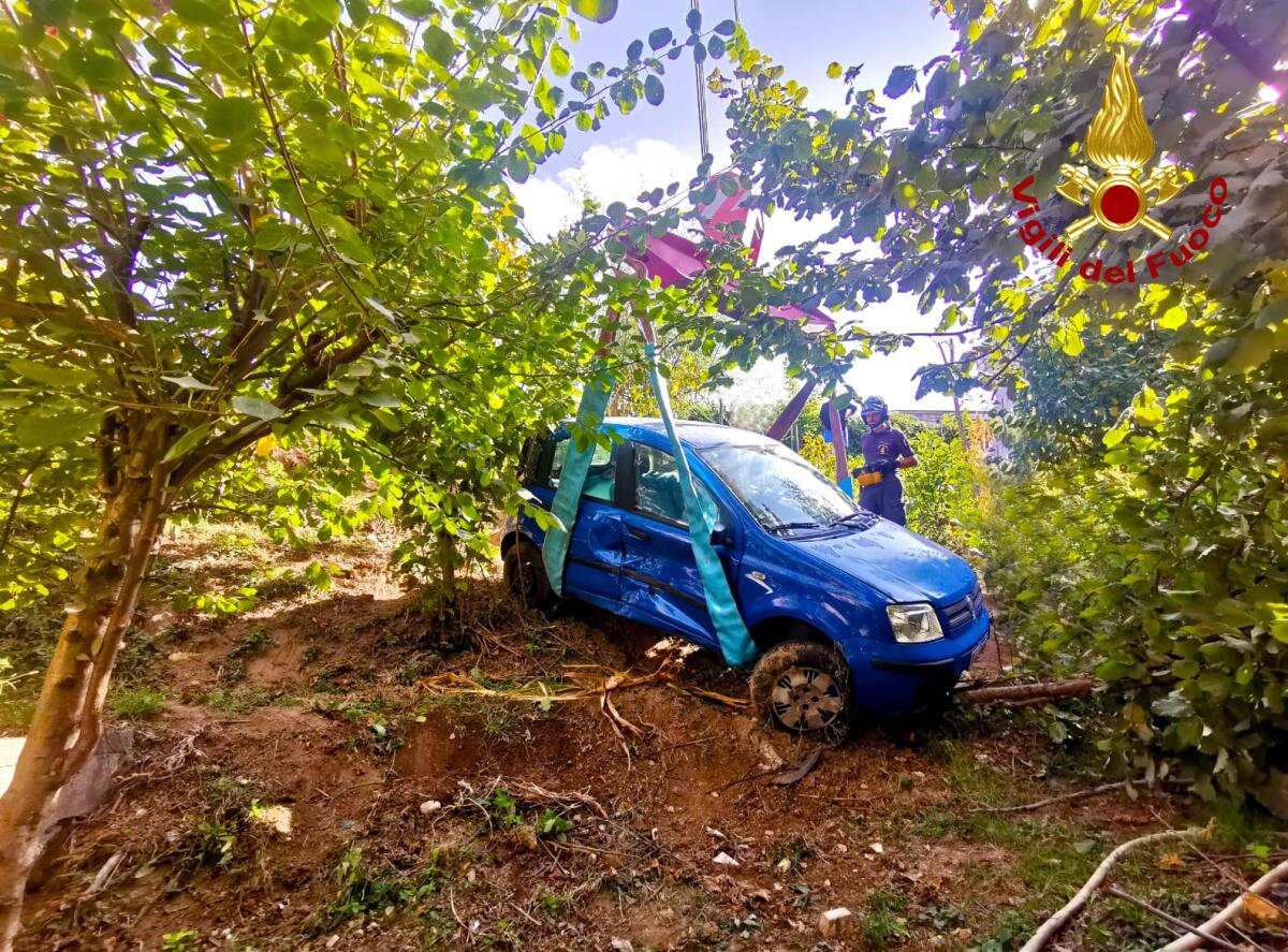 Avellino. Auto con due ragazze finisce in una scarpata - 