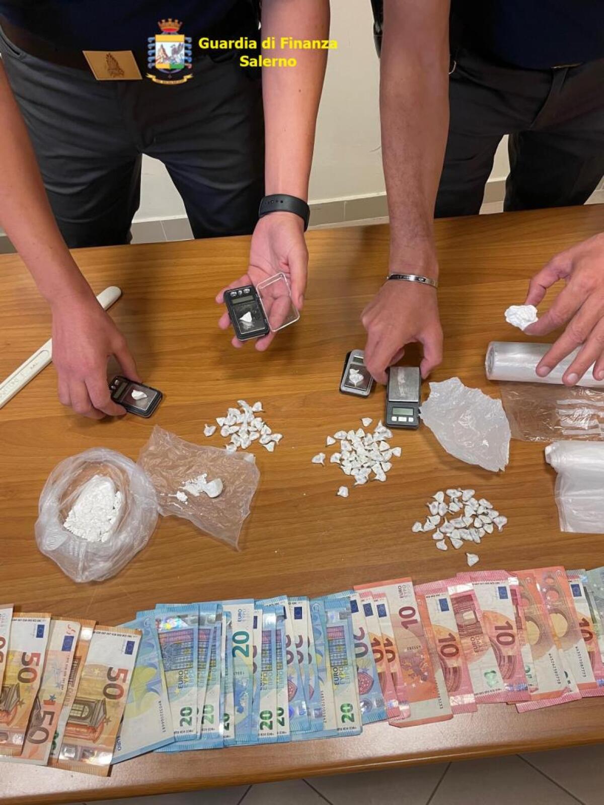 La Guardia di Finanza arresta un pusher con 50 grammi di cocaina - 