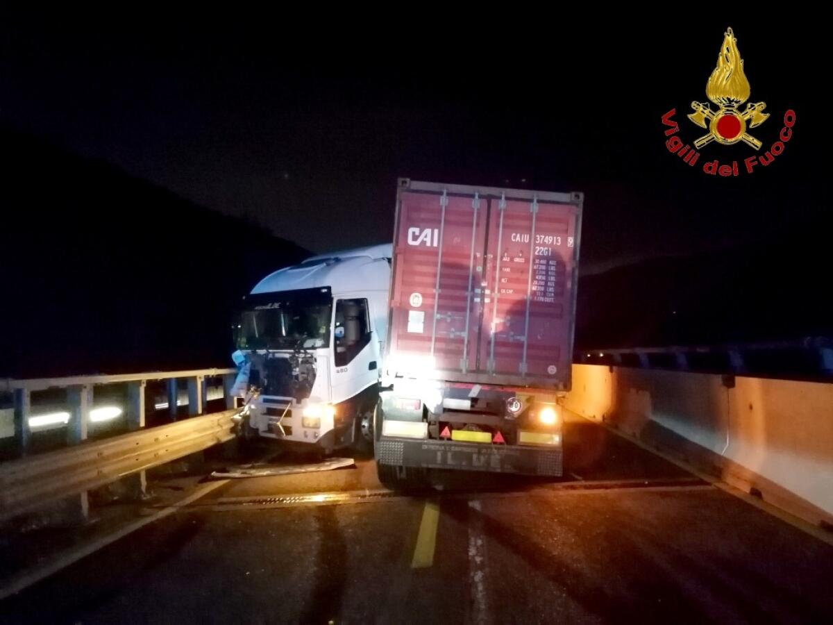 Scontro autoarticolato-autovettura, due feriti - 