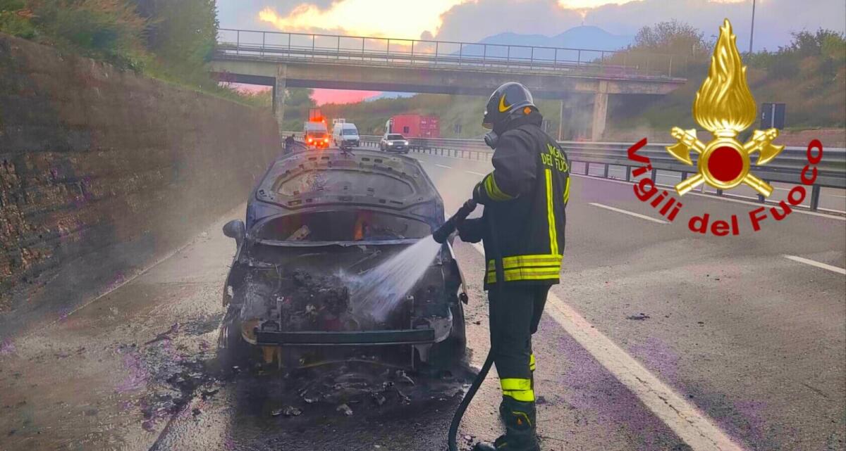 A16, in fiamme auto in transito - 