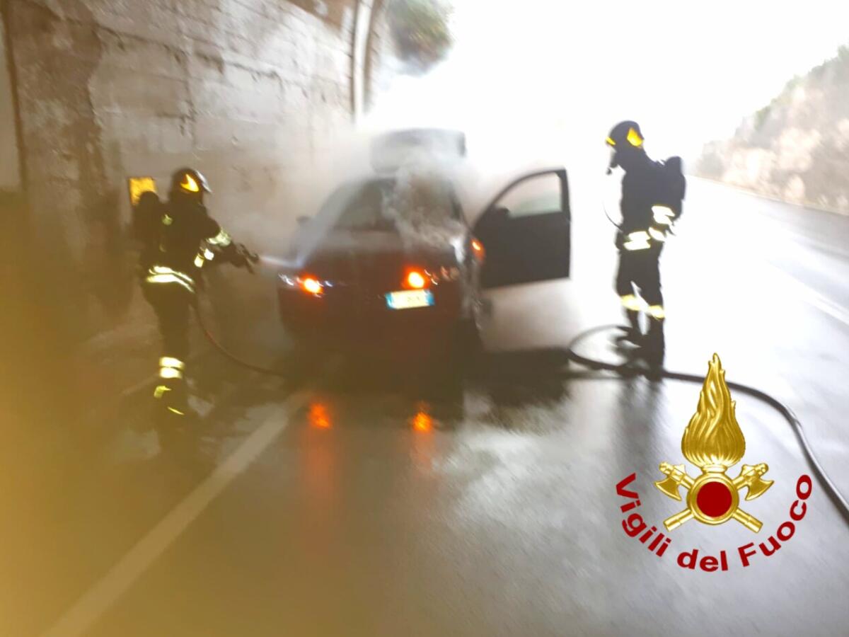 Incendio di un'autovettura in transito sulla SS7 - 