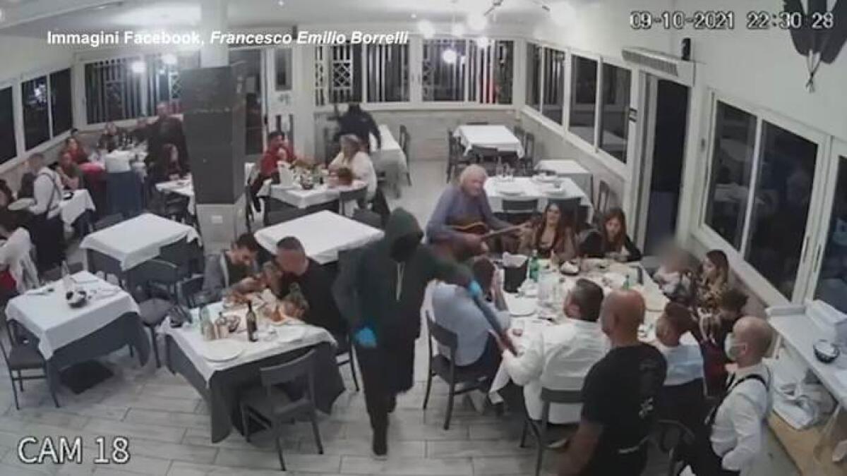 Rapina in un ristorante armi puntate contro i bambini - 