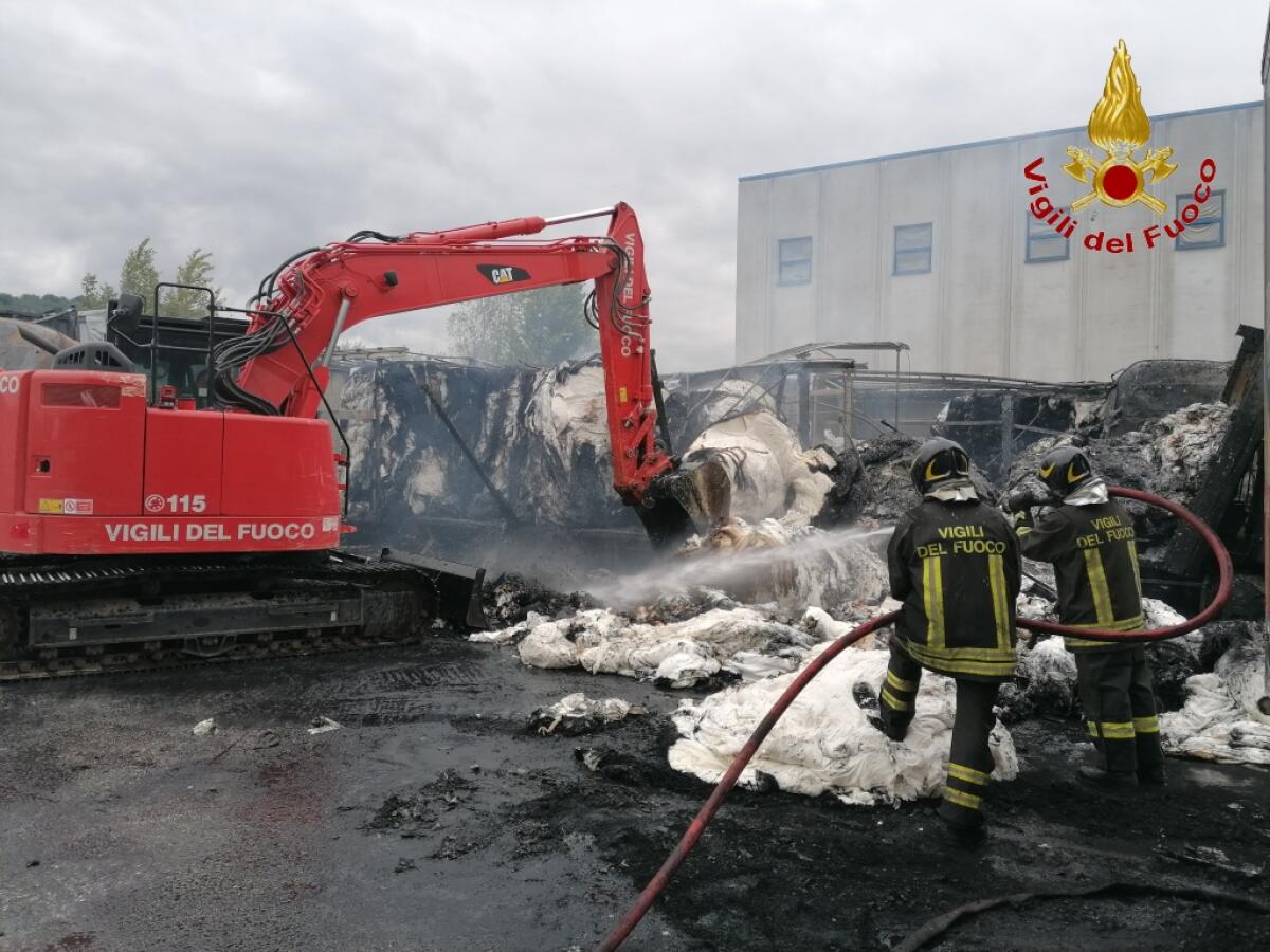 Montefredane. In corso la rimozione delle carcasse degli autoarticolati incendiati - 