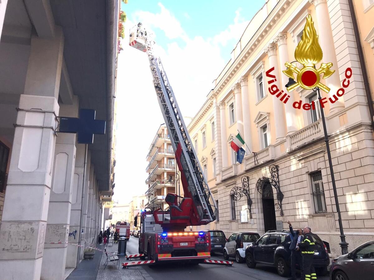 Calcinacci pericolanti dai palazzi al centro di Avellino: intervengono i Vigili del fuoco - 