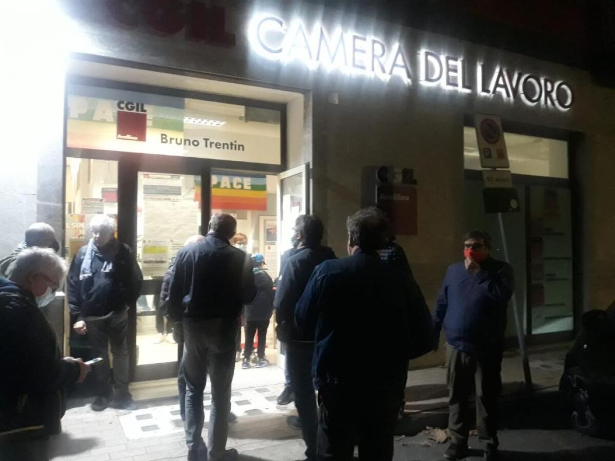 Presidio permanente nella sede provinciale della Cgil irpina - 