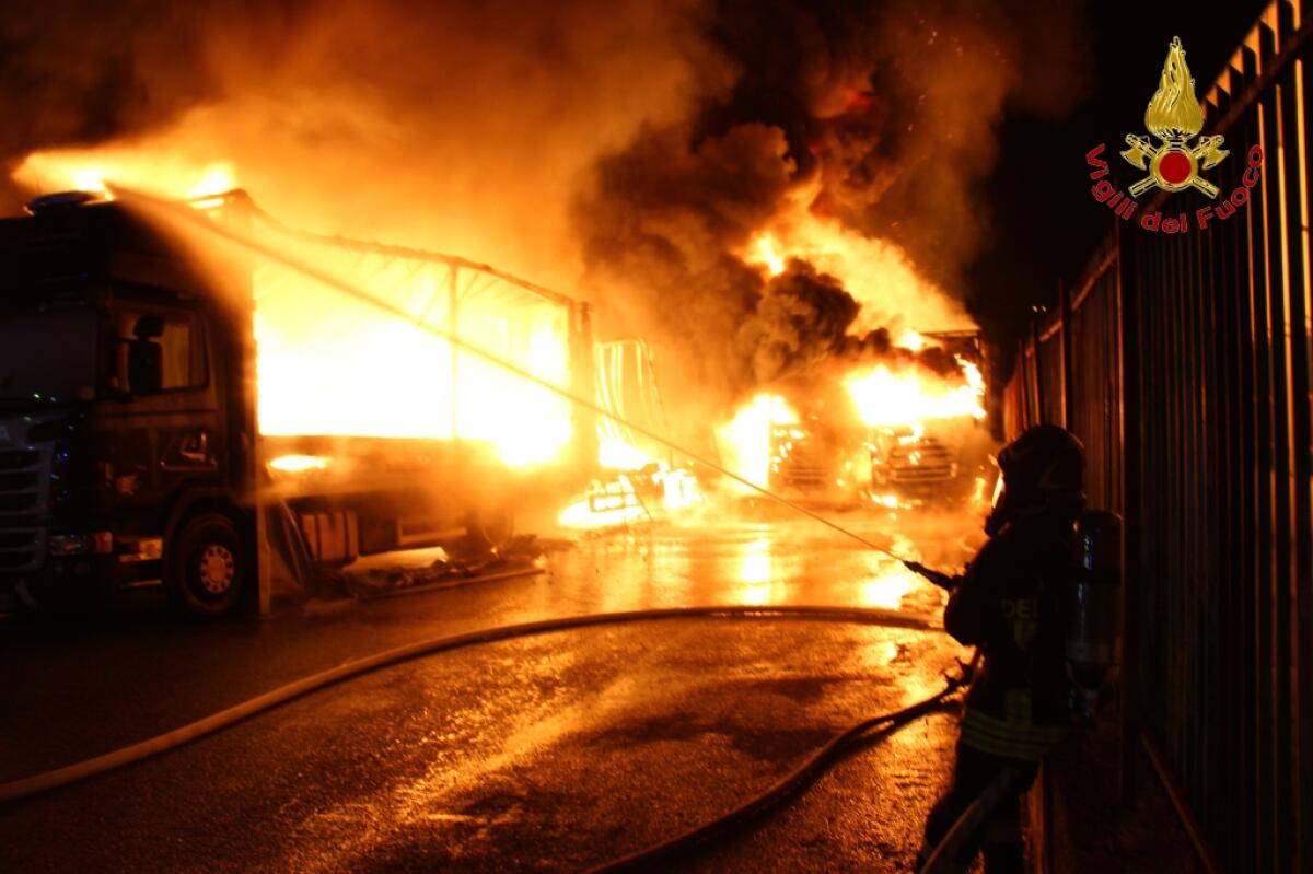 Incendio Montefredane, intervento Arpac per valutare effetti ambientali - 
