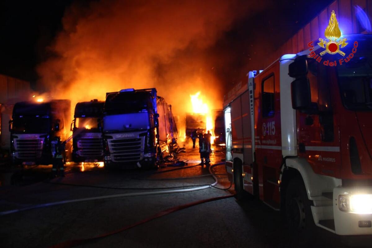 Montefredane. Incendio distrugge 12 autoarticolati. - 