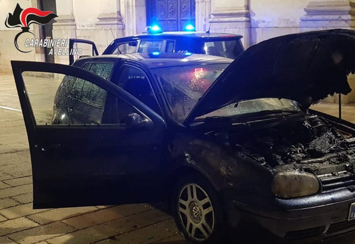 Altavilla Irpina. Incendio di una Golf - 