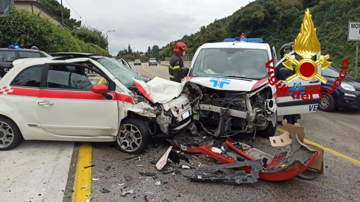 Scontro tra ambulanza veterinaria e autovettura, due feriti - 