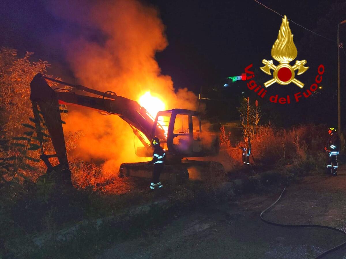 Grottolella. Nella notte escavatore in fiamme - 