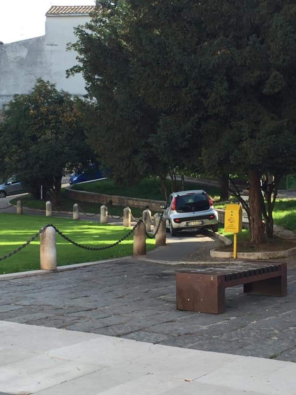 Transita con auto nell'area pedonale dell'Arco di Traiano, ritirata la patente ad un 89 enne. - 