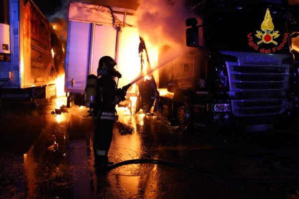 Montefredane. Incendio distrugge 12 autoarticolati.